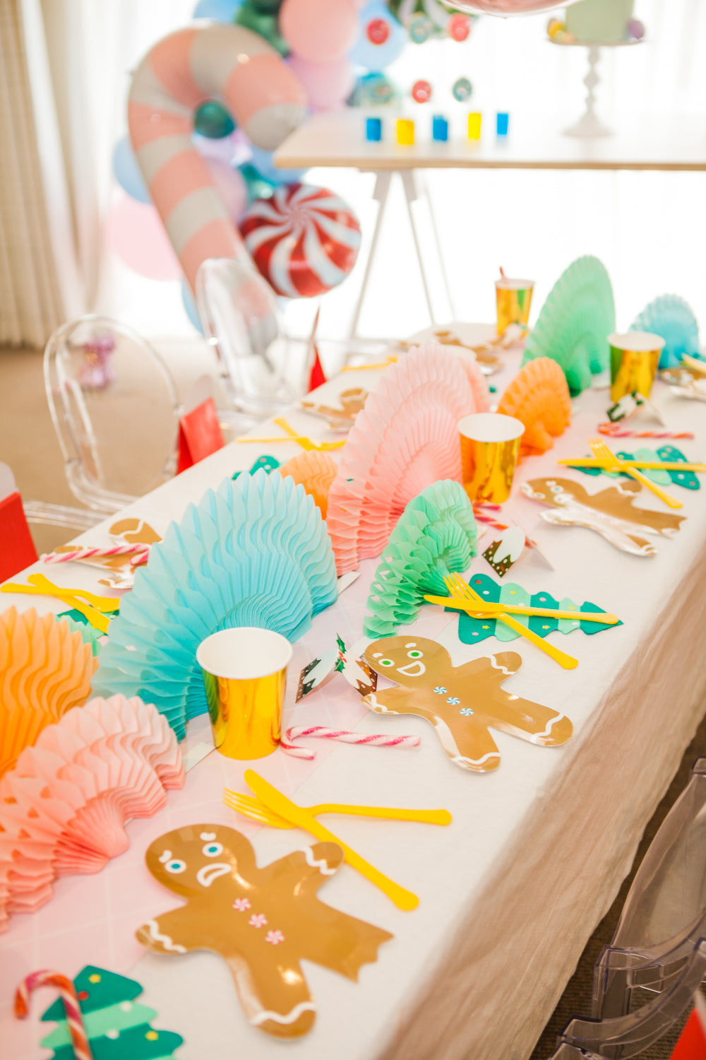 Paper fan is a fun and easy to use party decoration. You can mix and match different color and different shape of paper fans to create a wow factor for your party. 