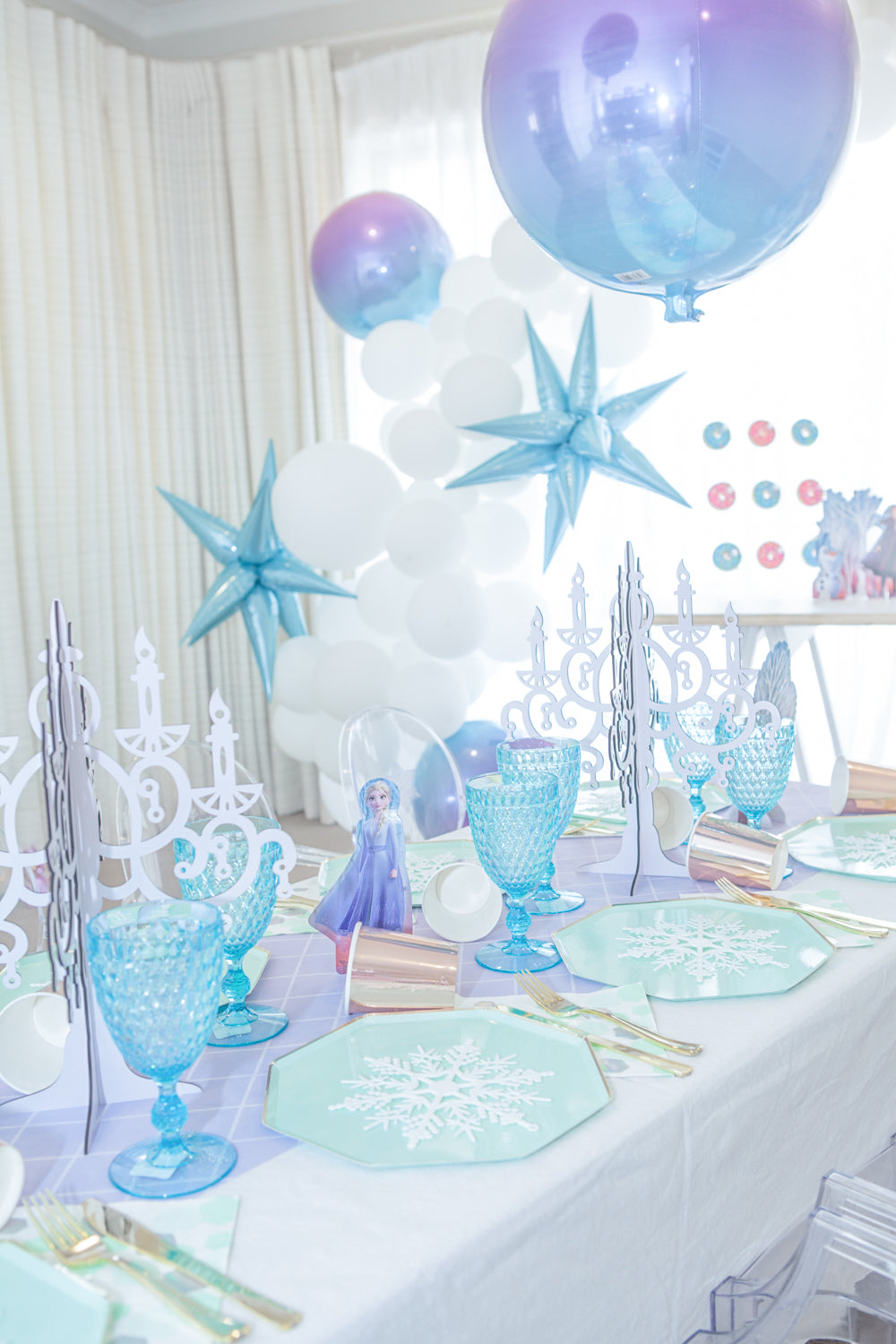 Every girl is crazy about Frozen. This Frozen 2 party box provides every party supplies you need for a beautiful frozen party. It includes everything you need to create a magical frozen party, such as balloon garland, tableware and decoration etc. 