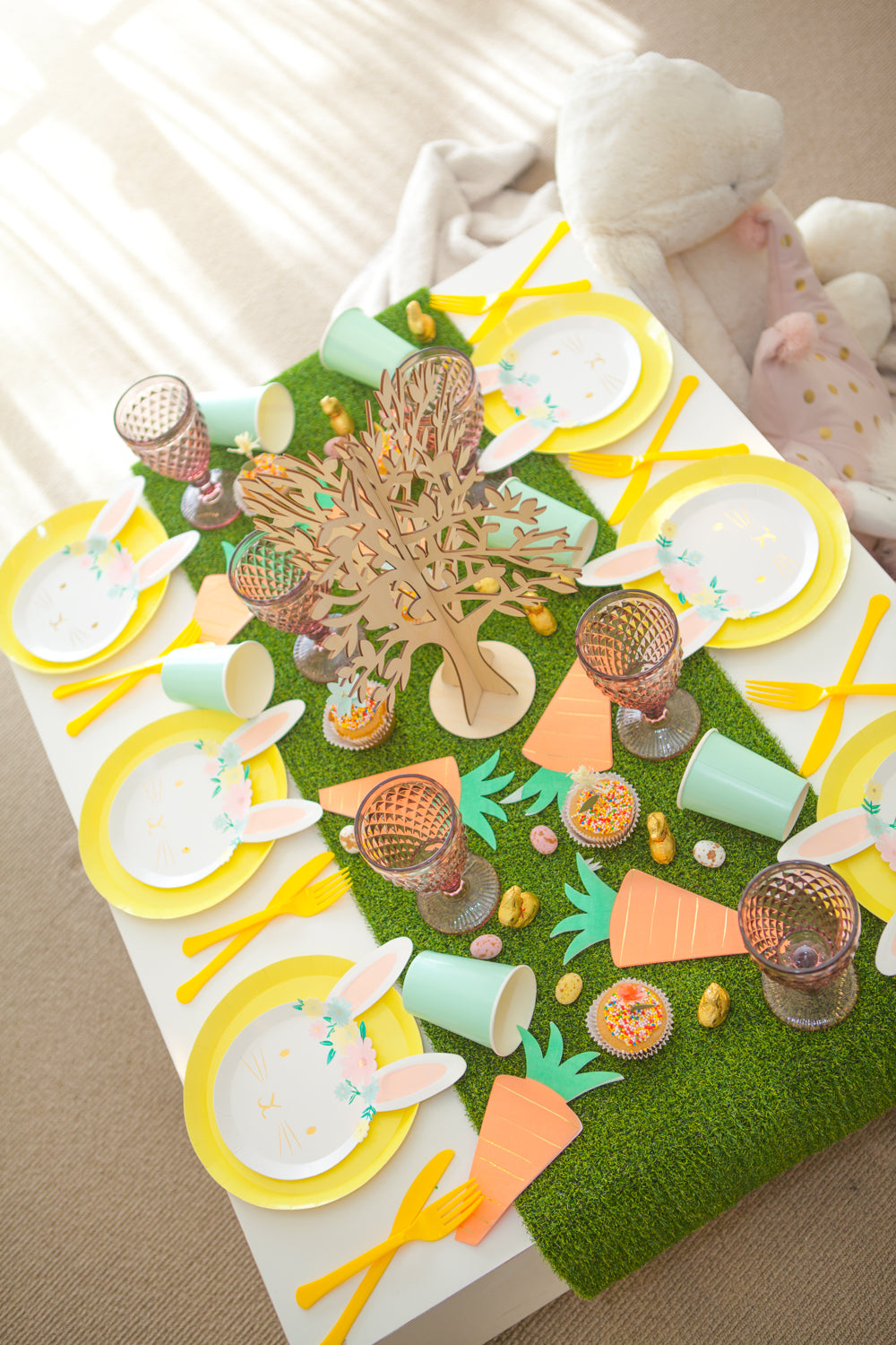 Adding table runner on your party table can easily create a beautiful look for your party. we provide different types of table runner to meet your need, including grass table runner for tea party/Easter party, or paper table runner for any kind of party. 